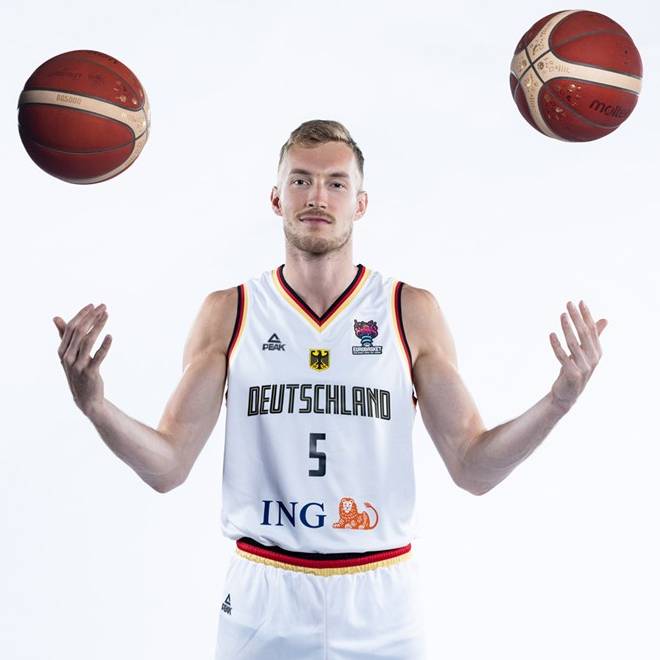 Photo de Niels Giffey, saison 2022-2023